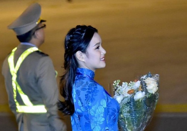 Ngay lập tức, cô gái tặng hoa cho Tổng thống Donald Trump được cộng đồng mạng “truy lùng“. Cô gái may mắn này có tên Lê Thị Phương Linh, sinh năm 1999, hiện đang la sinh viên khoa Luật Quốc tế, Học viện Ngoại giao. Ảnh: Thế giới & Việt Nam. 