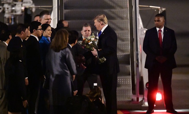 Tối 26.2, Tổng thống Donald Trump đã đáp chuyên cơ Air Force One xuống sân bay Nội Bài. Ngay khi đáp xuống, Tổng thống Donald Trump đã vẫy tay chào, giao lưu và nhận bó hoa tươi thắm cùng phái đoàn Việt Nam. 