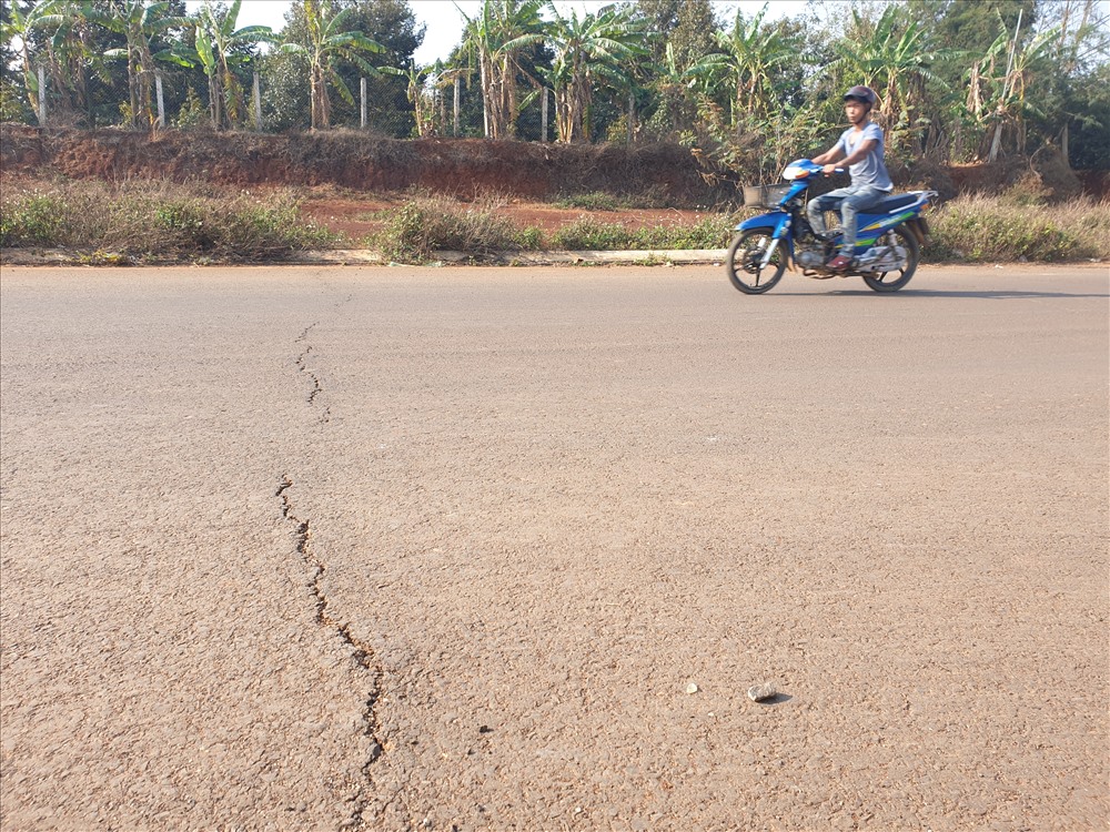 Theo ghi nhận của phóng viên, ở vị trí nút giao thông Trần Quý Cáp giao với đường Đông Tây theo hướng sân bay, khoảng 3km đoạn đường đã được trải nhựa nhưng đã xuất hiện các vết nứt trên mặt đường.  