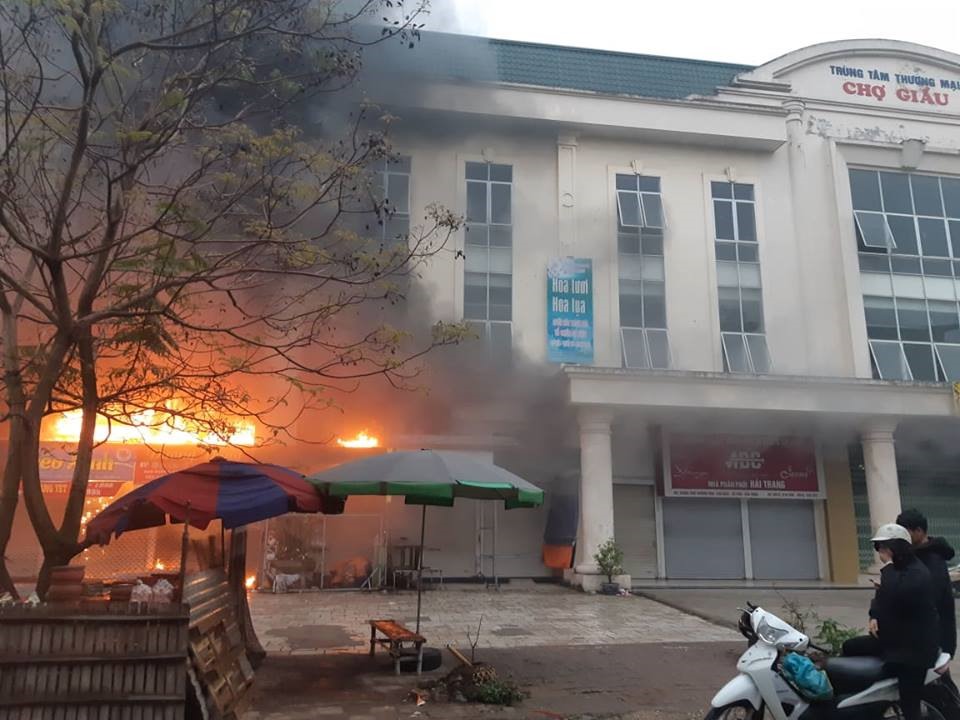 Trung tâm thương mại chợ Giầu bốc cháy dữ dội.