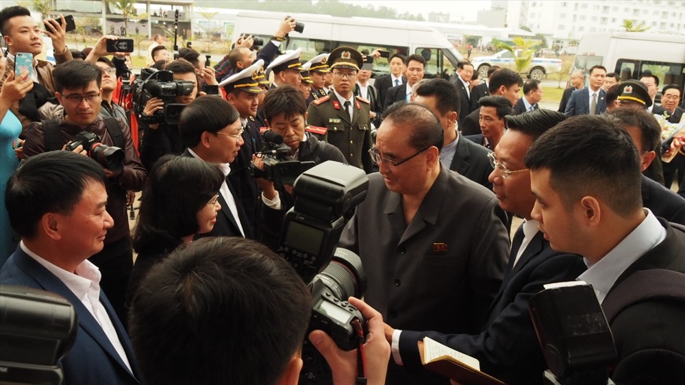 Ông Ri Su Yong – Ủy viên Bộ Chính trị, Phó Chủ tịch BCH Đảng Lao động Triều Tiên – dẫn đầu đoàn đại biểu CHDCND Triều Tiên thăm vịnh Hạ Long. Ảnh: N.H 