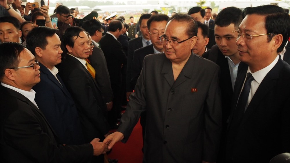 Các lãnh đạo cao nhất của Quảng Ninh cùng đại điện các sở, ngành đều có mặt trong buổi đón tiếp tại Cảng tàu du lịch quốc tế Tuần Châu. Ảnh: N.H