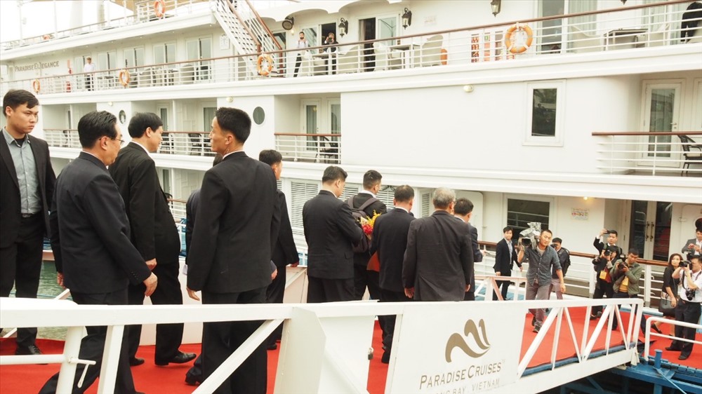  Tỉnh Quảng Ninh bố trí tàu Paradise Elegance – một trong những hàng tàu du lịch cao cấp nhất tại vịnh Hạ Long hiện nay – để phục vụ đoàn đại biểu Triều Tiên tham quan vịnh Hạ Long. Ảnh: N.H 