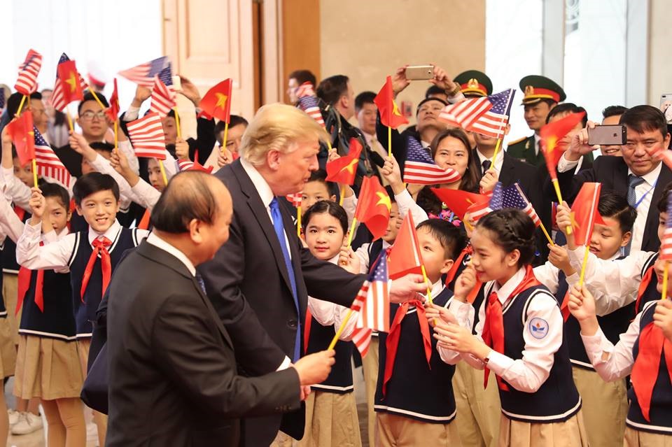 Tổng thống Donald Trump nahanj cờ VIệt Nam từ tay em thiếu nhi