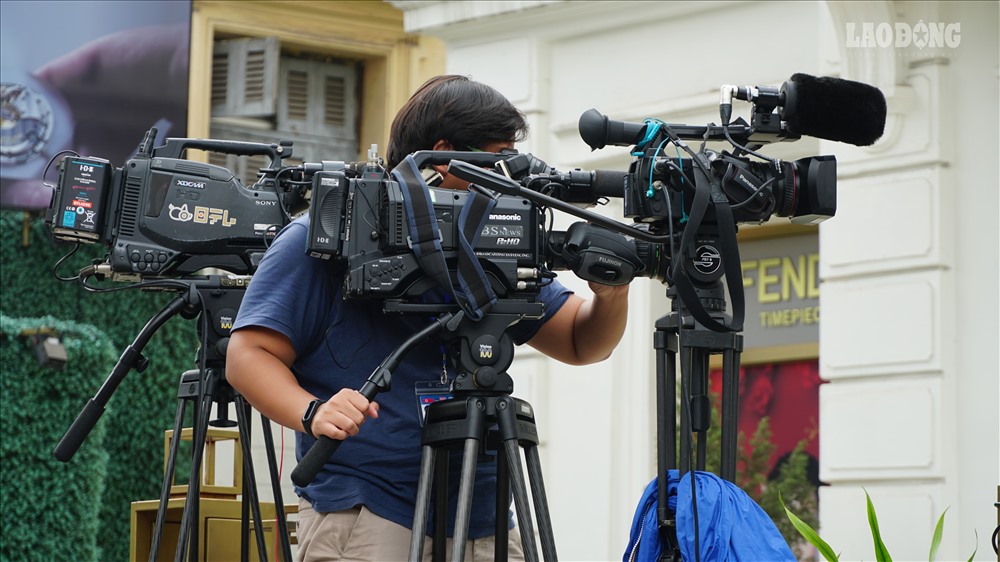 Một số phóng viên quốc tế khác luôn trong trạng thái sẵn sàng tác nghiệp, theo sát máy quay hay tập luyện để dẫn hiện trường. 