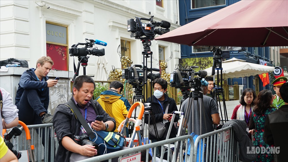 Theo quan sát của PV Báo Lao Động, hàng trăm phóng viên quốc tế luôn túc trực 24/24. Thời điểm 12h trưa ngày 27.2, dù mệt mỏi vì chờ đợi, phóng viên các đài truyền hình, thông tấn báo trí vẫn chưa rời khởi vị trí. 