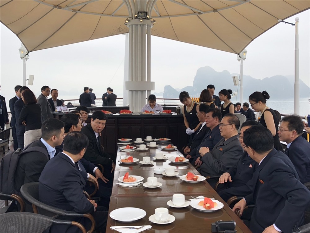 Lãnh đạo tỉnh Quảng Ninh và lãnh đạo đoàn đại biểu cấp cao CHDCND Triều Tiên trên tàu thăm vịnh Hạ Long. Ảnh: CTV