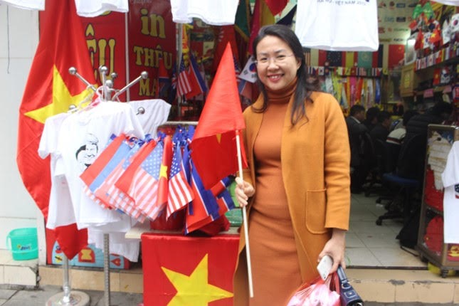Chị Đào Thùy Dung ( Quận Ba Đình, TP. Hà Nội ) chia sẻ: “ Hôm nay tôi đã mua liền 10 chiếc áo. Tôi thật sự vinh dự vì Hà Nội là nơi diễn ra cuộc gặp giữa ông Donald Trump và ông Kim Jong-un”.  