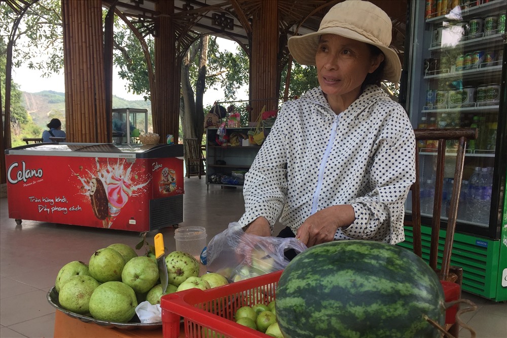 Ổi lê Phong Nha được bày bàn tại sạp hàng ở Trung tâm Du lịch Phong Nha – Kẻ Bàng. Ảnh: Yên Mã Sơn