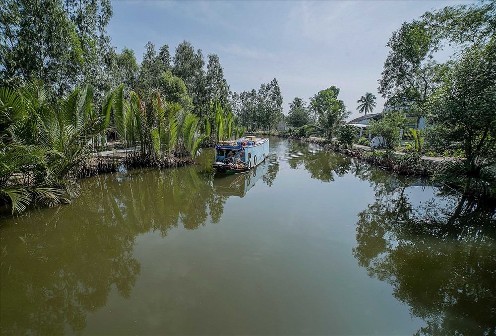 Ghe hàng lênh đênh trên sông nước Cà Mau