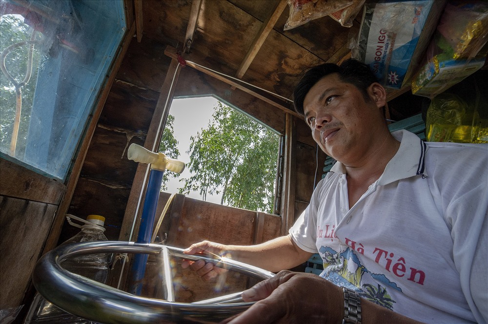 Hiện, ghe hàng được chủ ghe điều khiển bằng vô - lăng đặt trong ghe, chứ không dùng máy nổ đặt phía ngoài, sau đuôi ghe hàng như ngày trước