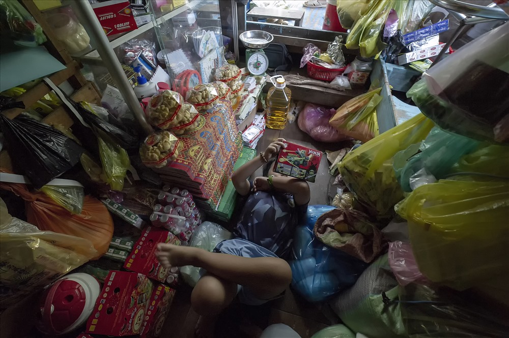 Không gian ghe hàng khá chật, hàng hóa được bày trí khá chi chít