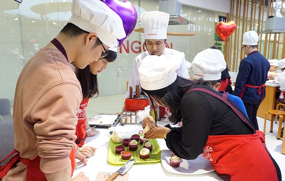 Chiếc bánh tình nhân Red Velvet được đầu bếp hướng dẫn chi tiết các khâu thực hiện và được tường thuật trực tiếp trên màn hình lớn.