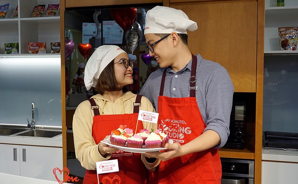 Các cặp đôi đã có những trải nghiệm khó quên khi cùng nhau tạo nên chiếc bánh tình nhân trong ngày lễ đặc biệt này.