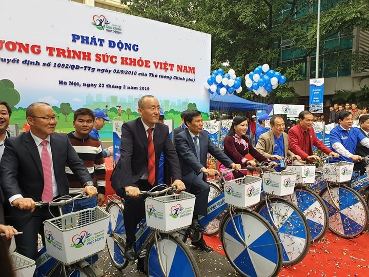 Ông Park đã cùng các đại diện Bộ Y tế đạp xe hưởng ứng kêu gọi người dân nâng cao sức khoẻ. 