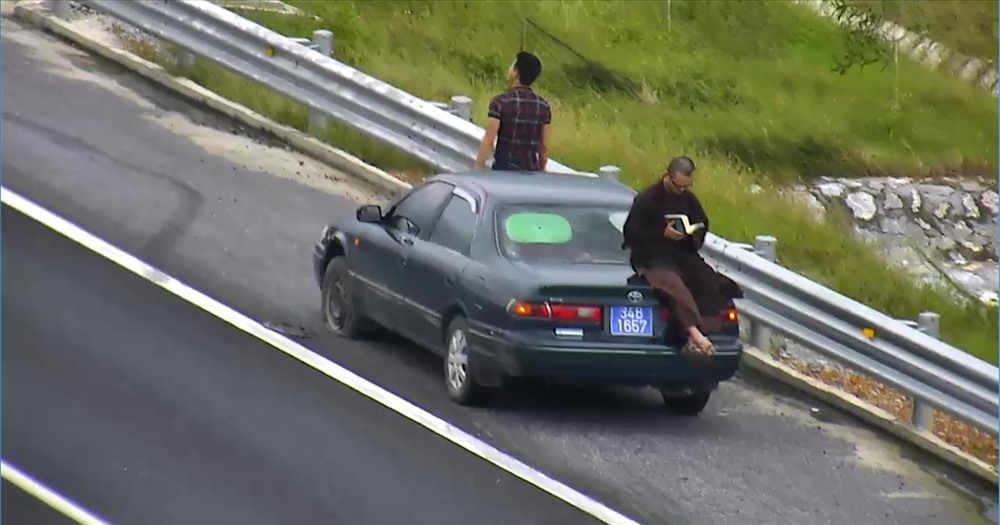 Có người còn dừng xe trên cao tốc, ngồi đọc sách giãn ngay trên nóc capo xe