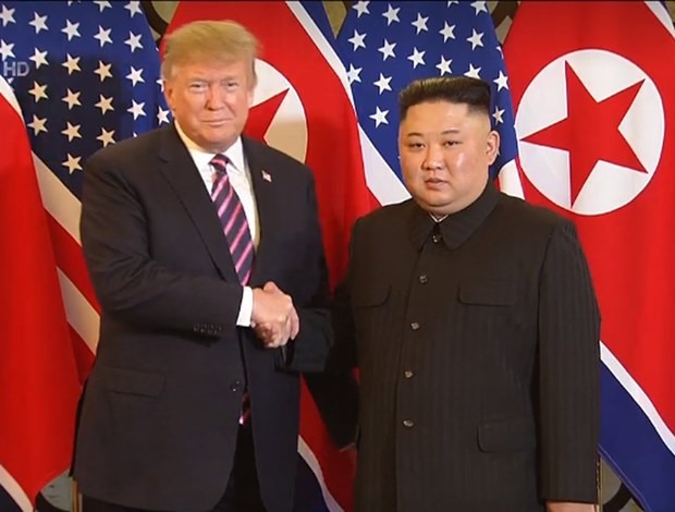 Cái bắt tay lịch sử lần 2 giữa Tổng thống Mỹ Donald Trump và Chủ tịch Kim Jong-un. Ảnh TTXVN