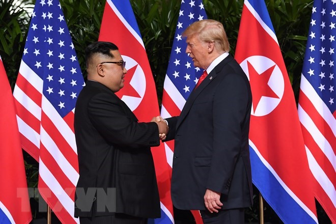Trong lần bắt tay ở Singapore, ông Donald Trump đứng ở bên phải, ông Donald Trump đứng ở bên trái. Ảnh: TTXVN