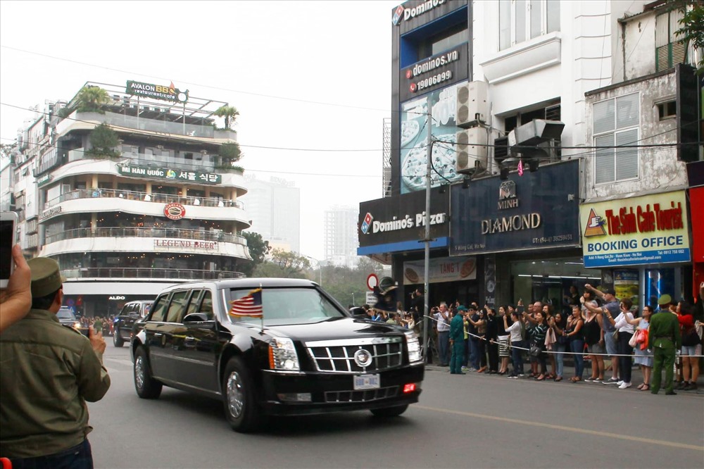 Xe chở Tổng thống Donald Trump rời khách sạn Metropole về khách sạn Marriott. Ảnh: Minh Hoàng.