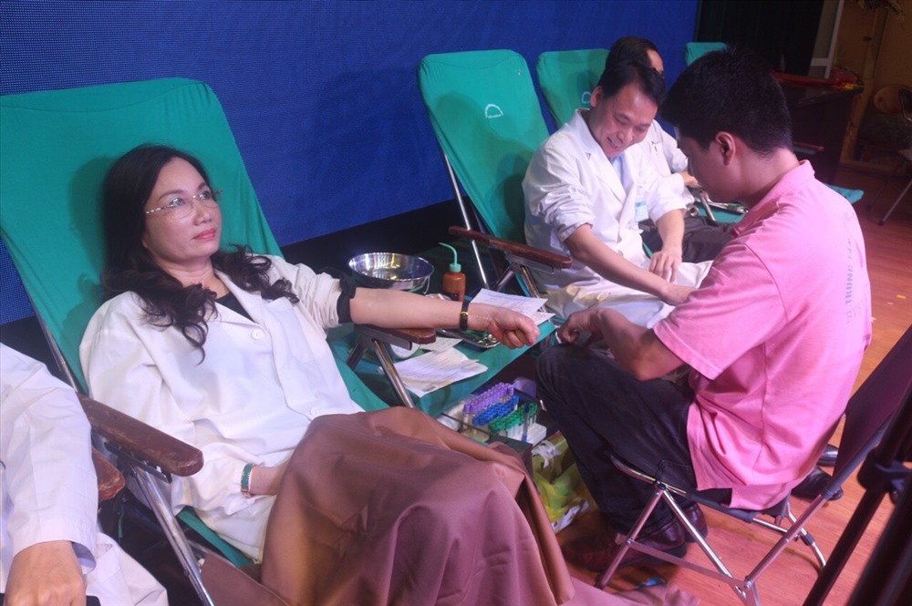 Giám đốc sở Y tế Hải Phòng Phạm Thu Xanh trực tiếp hiến máu tình nguyện