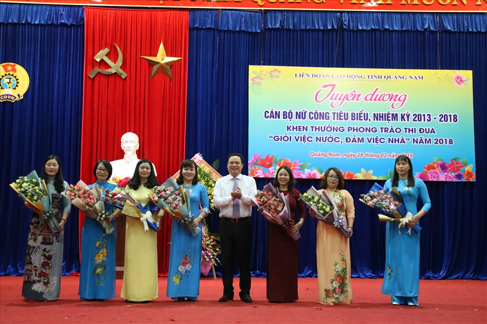 Ông Lê Văn Thanh - PCT UBND tỉnh Quảng Nam - tặng hoa cho các Ban Nữ công LĐLĐ tỉnh Quảng Nam. Ảnh: Đ.V