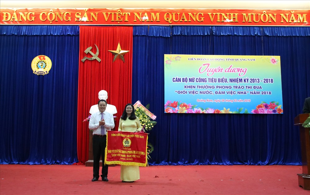 Đồng chí Lê Văn Thanh - PCT UBND tỉnh Quảng Nam - tặng cờ thi đua của Tổng LĐLĐ Việt Nam cho Ban Nữ công LĐLĐ TX.Điện Bàn vì những thành tích xuất sắc. Ảnh: Đ.V