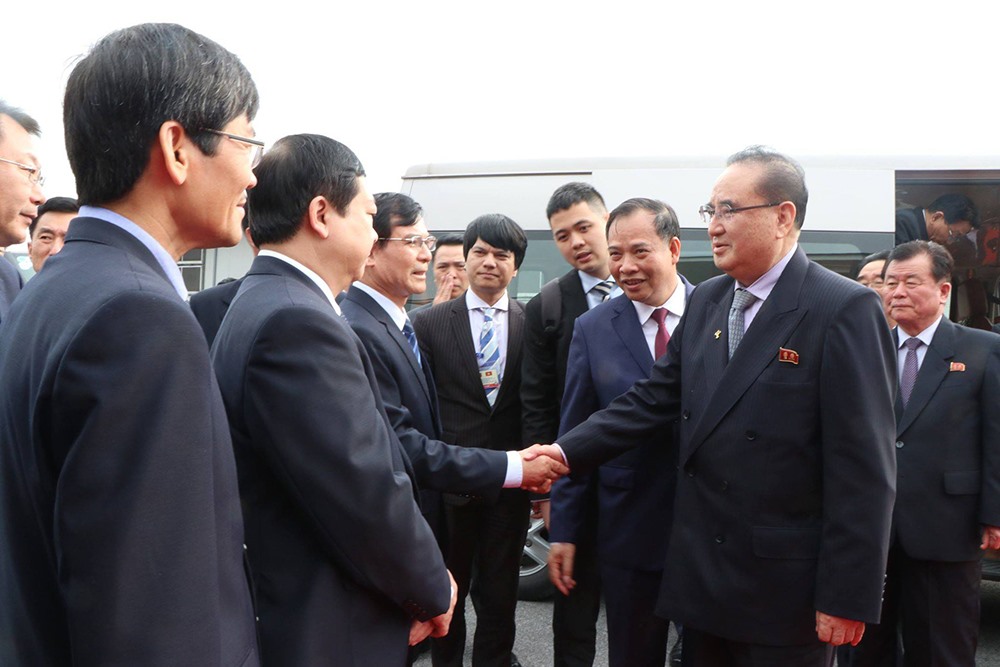 Ông Vũ Văn Sơn - Phó Bí thư thường trực Tỉnh ủy Hải Dương bắt tay ông Ri Su Yong.