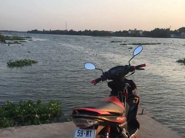 Chiếc xe máy được cho là của người phụ nữ để lại trên bờ sông Sài Gòn.