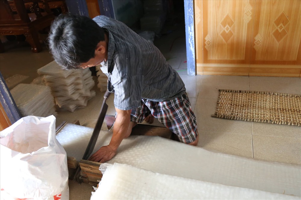 Bánh tráng Bình Định nổi tiếng thơm ngon, được làm từ gạo mới...