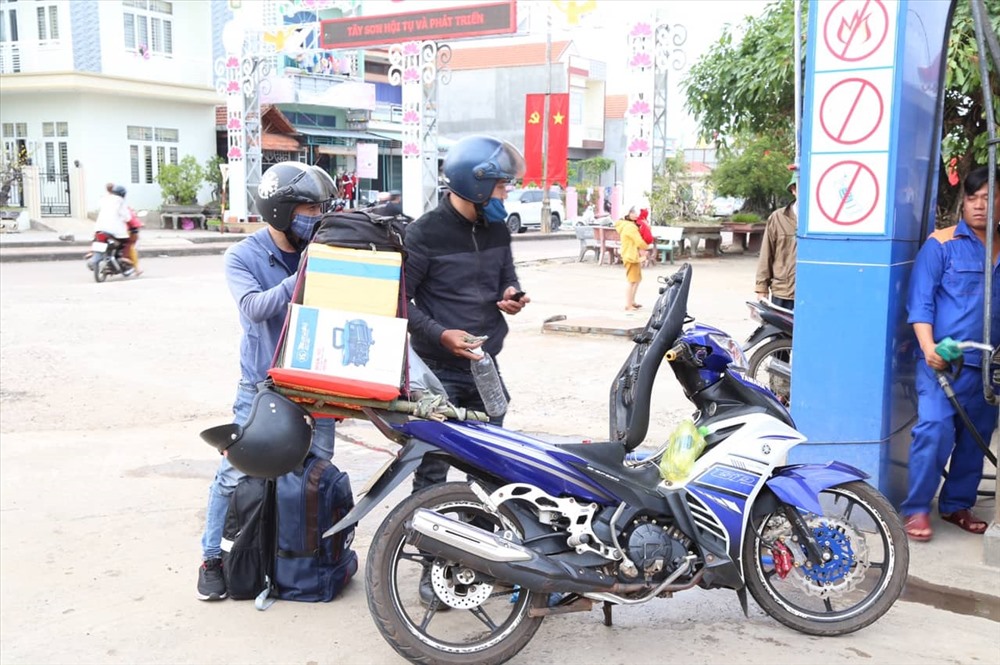 Từ Buôn Ma Thuột về Bình Định, nhiều người phải vượt qua các cung đường vắt vẻo nên xe luôn phải đổ đầy bình xăng.