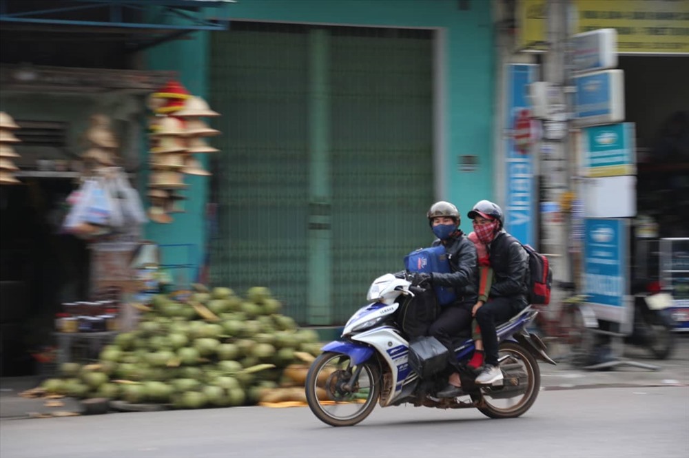 Anh Đỗ Thanh Hải, công nhân làm việc ở TP. Buôn Ma Thuột -  cho biết, cuối năm là thời điểm anh tranh thủ làm thêm nên cận tết mới có thời gian trở về nhà. Anh Hải lựa chọn xe máy làm phương tiện về quê Bình Định để giảm chi phí tàu xe...