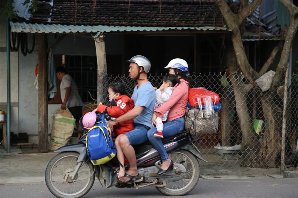 Trước cái lạnh giá ở Tây Nguyên, nhiều người trang bị áo phao, găng tay chống rét cho con nhỏ trước khi trở về quê nhà. Trong ảnh là những gia đình ở Đắk Nông trở về Quảng Ngãi đón tết.