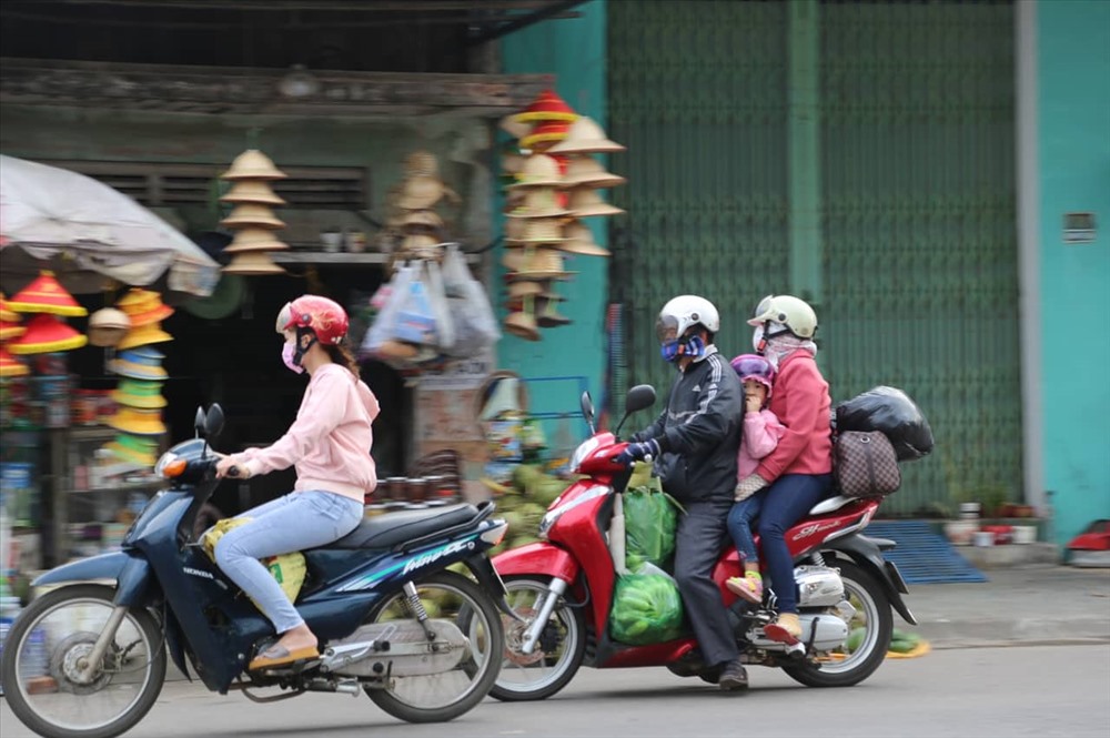Trước cái lạnh giá ở Tây Nguyên, nhiều người trang bị áo phao, găng tay chống rét cho con nhỏ trước khi trở về quê nhà. Trong ảnh là những gia đình ở Đắk Nông trở về Quảng Ngãi đón tết.