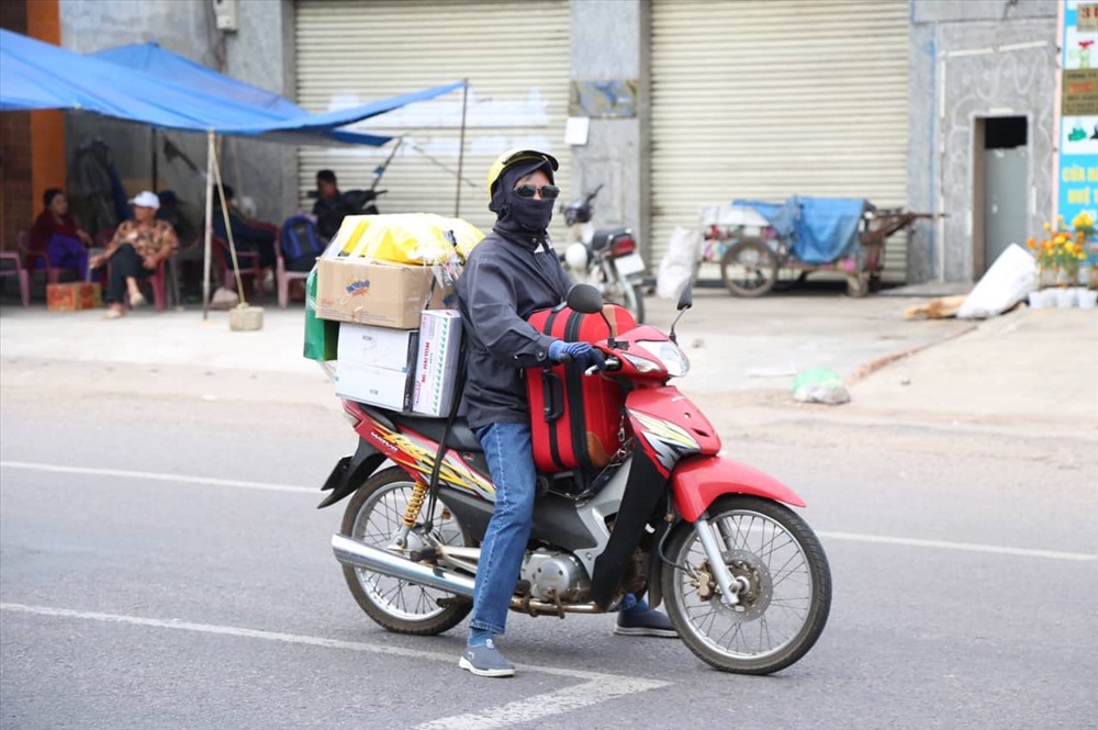 Sáng 3.2 (tức 28 Tết Nguyên Đán), nhiều người dân mưu sinh ở các tỉnh như Đắk Lắk, Đắk Nông, Gia Lai  bắt đầu chạy xe máy vượt đèo về nhà. Trong ảnh,  thanh niên làm việc TP. Buôn Ma Thuột trở về quê Bình Định chuẩn bị qua đèo An Khê để về nhà.