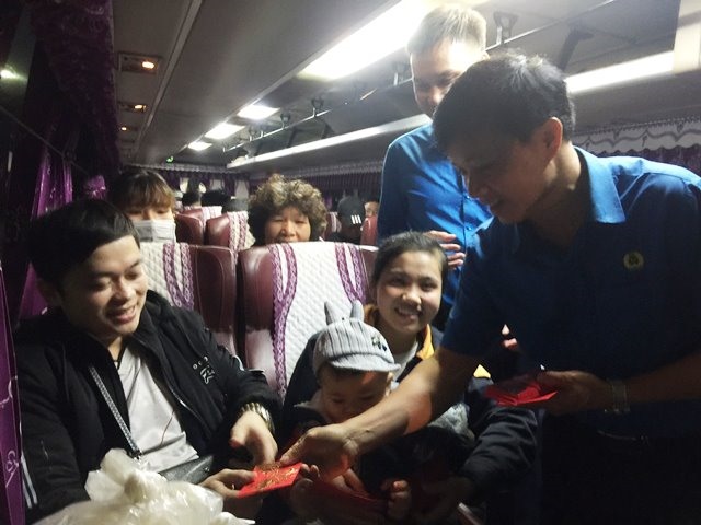 Chủ tịch LĐLĐ Hà Tĩnh tặng quà lỳ xì cho công nhân trên chuyến xe về Tết