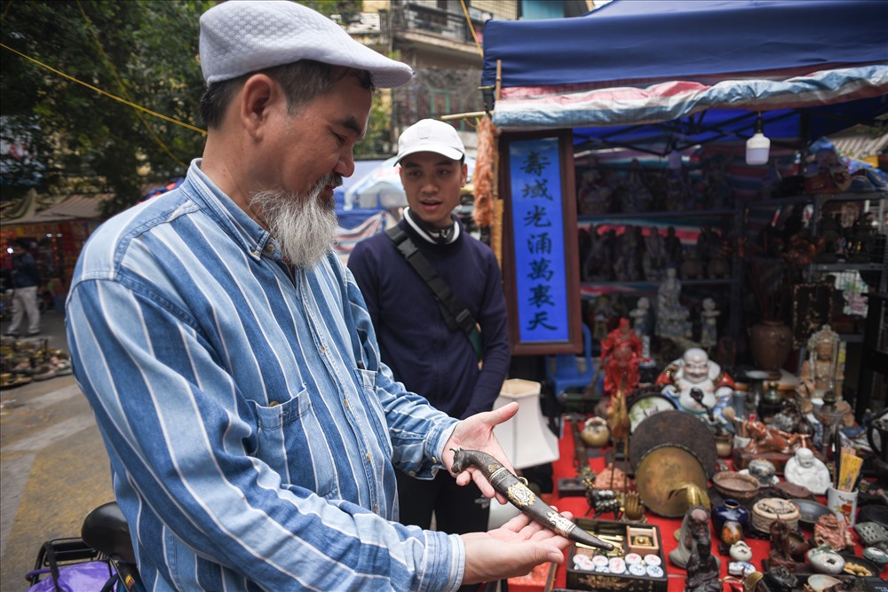 Bác Nguyễn Lân Ngọc (Hà Nội) là một người chơi đồ cổ lâu năm, bác chia sẻ Tết năm nào bác cũng đến phiên chợ thăm thú, tìm những món đồ độc lạ.