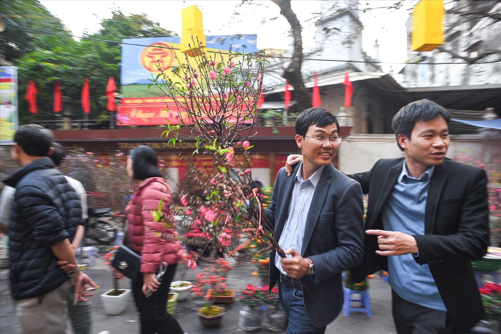 Những ngày này, trên các tuyến phố cổ Hà Nội, đặc biệt là khu vực chợ hoa Hàng Mã, Hàng Lược... có rất đông người đi sắm Tết. 