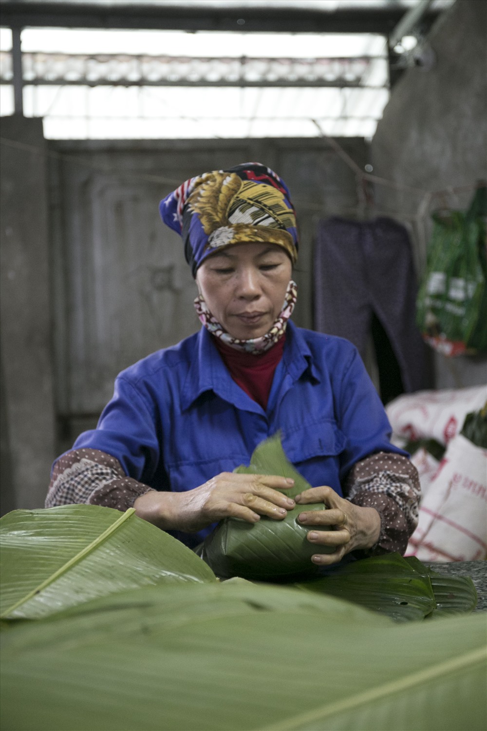 Những người gói bánh chưng lâu năm ở Bờ Đậu có thể gói bánh khá nhanh nhưng vẫn rất tỉ mỉ và khéo léo có để chiếc bánh chưng vuông đẹp mắt.