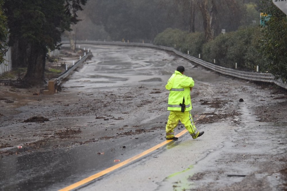 Một nhân viên làm công tác tuần tra tuyến đường cao tốc sau cơn bão làm ngập lụt bang California.