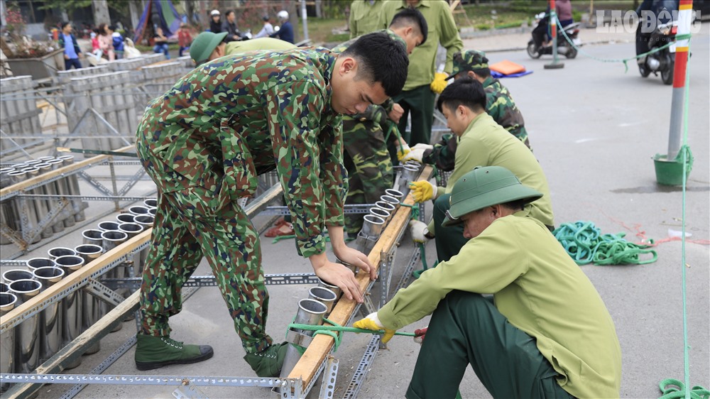 Gần 100 người gồm các lực lượng: Quân đội, công an, dân quân tự vệ, PCCC và y tế tham gia phục vụ bắn pháo hoa tại Hà Nội. 