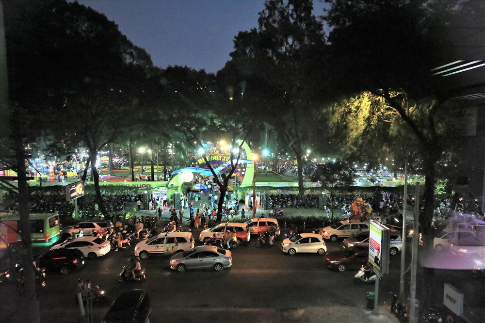 Mới chỉ hơn 18h nhưng hàng người đã tập trung về công viên Tao Đàn - nơi diễn ra Hội Hoa Xuân 2019 để vui chơi, giải trí. Ảnh: Trường Sơn