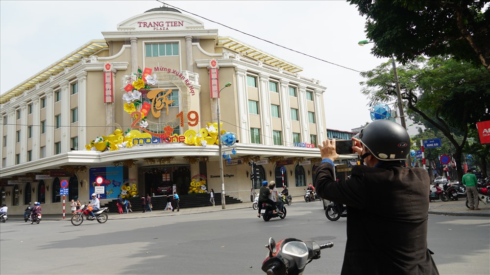 Tràng Tiền Plaza nổi bật cả khu phố với sắc vàng của những họa tiết trang trí.