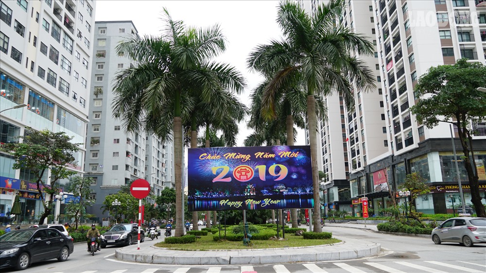 Băng rôn, khẩu hiệu được treo dọc một số tuyến đường.