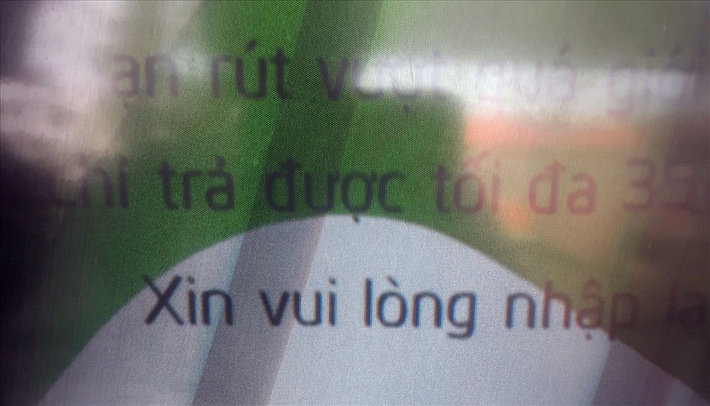 Tài khoản còn trên 30 triệu đồng, khách hàng chỉ rút 100.000 đồng, nhưng máy ATM tại đường Bà Triệu thông báo thế này