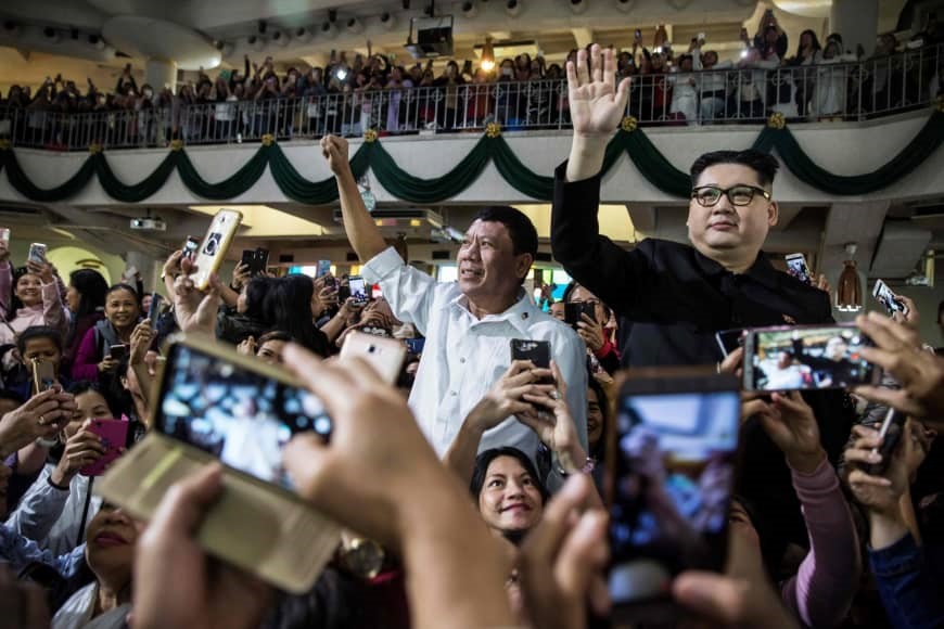 Một vài hình ảnh khác của bộ đôi đóng giả ông Rodrigo Duterte và ông Kim Jong-un. Ảnh: AFP.