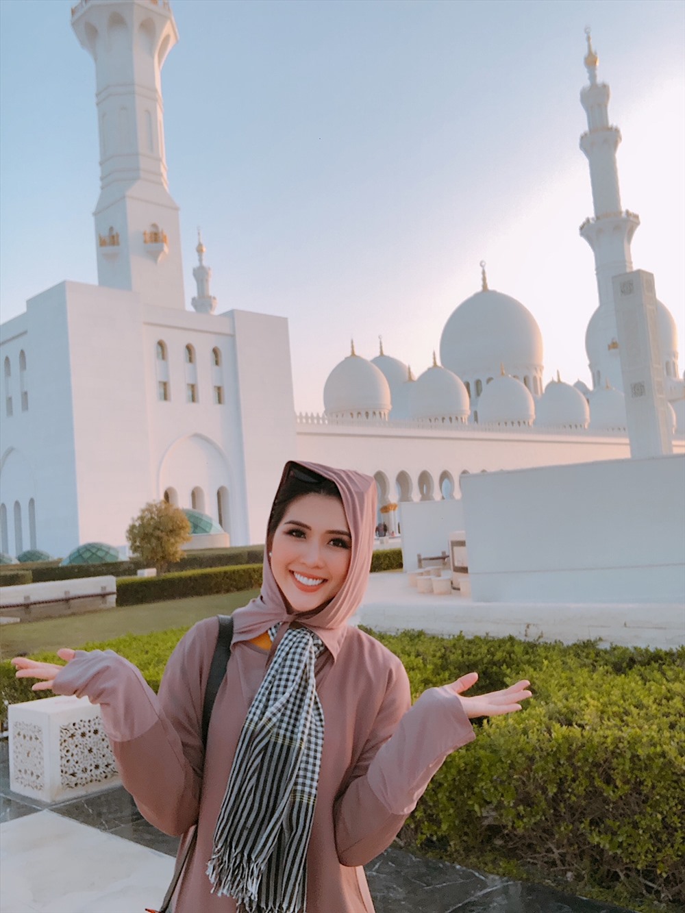 Tường Linh tham quan Abu dhabi.