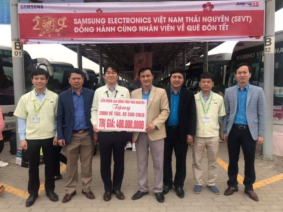 Chủ tịch LĐLĐ tỉnh Thái Nguyên Vũ Duy Hoàng (phải) trao 2.000 vé xe cho công nhân Cty TNHH Sam Sung điện tử Việt Nam Thái Nguyên.