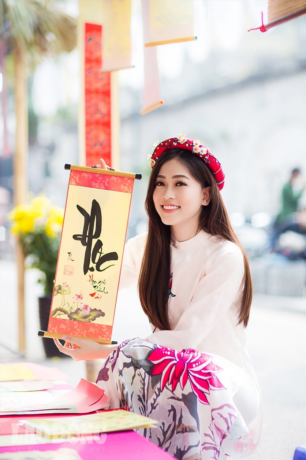“Tết là dịp Nga chờ đợi nhất trong năm và có lẽ không chỉ mỗi Nga mà tất cả các bạn trẻ Việt Nam cũng thể vì đây dịp mọi người quây quần bên nhau, tạm gián đoạn lại những công việc, dự định cá nhân để quay trở về bên gia đình, bố mẹ“, Á hậu Phương Nga chia sẻ.