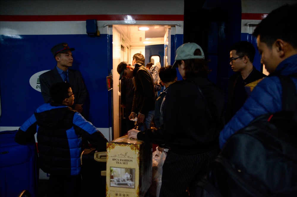 Chuyến tàu SE1 chiều Hà Nội – Sài Gòn chạy chậm so với dự kiến hơn 2 tiếng, hành khách mệt mỏi vì phải đợi đến qua đêm mới được lên tàu. Nhưng cũng là chuyến tàu đêm, mọi người đều có thể nghỉ ngơi đến sáng, tiết kiệm được sức lực.