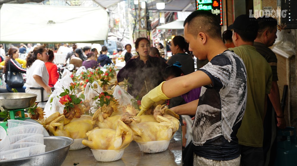 Một số khách hàng mất rất nhiều thời gian chọn lựa trước hàng chục con gà được bày bán.
